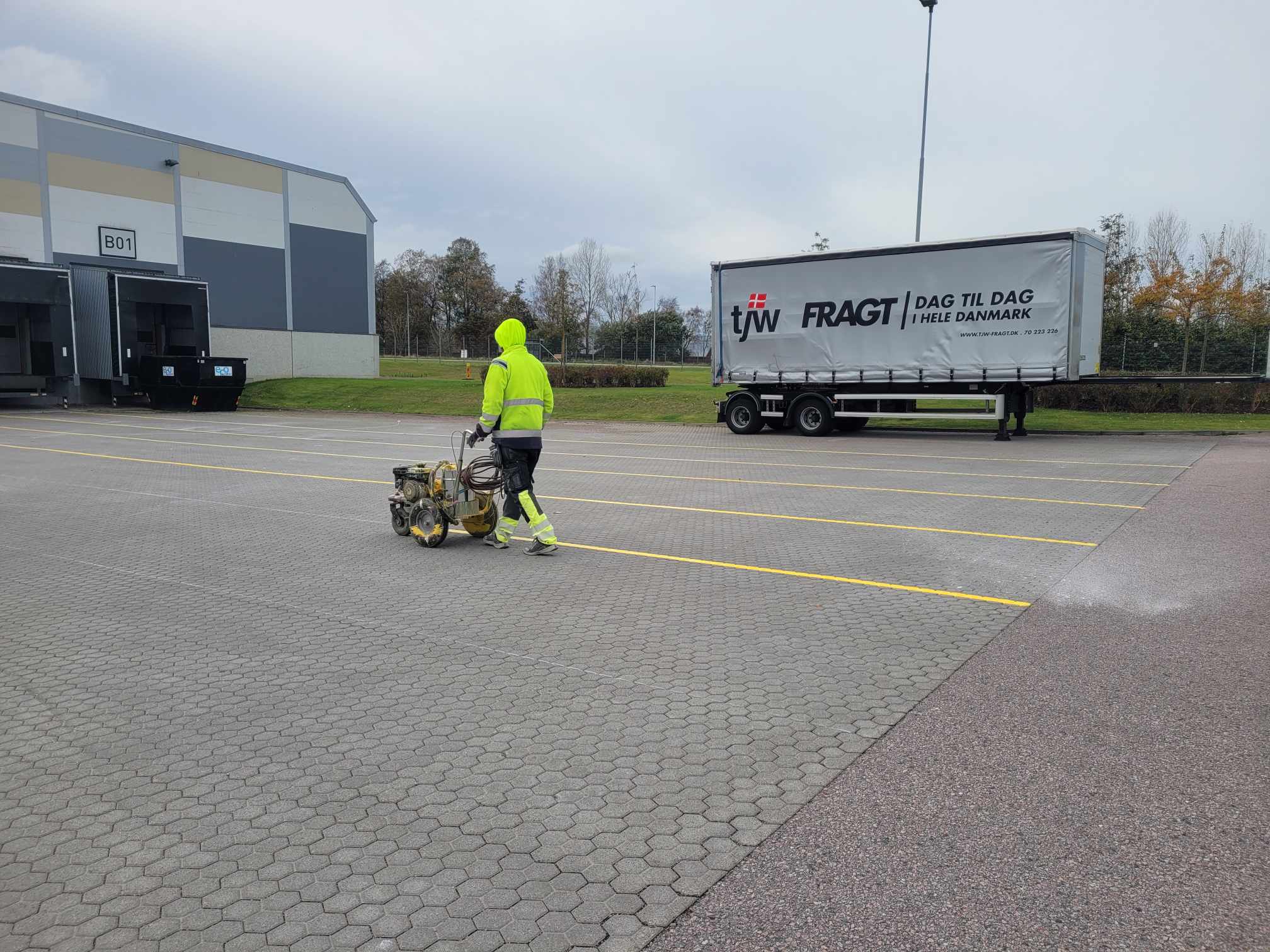 Linjemålning på parkeringsyta